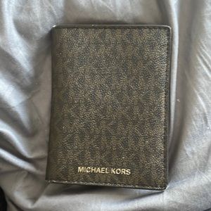 MK wallet passe port wallet